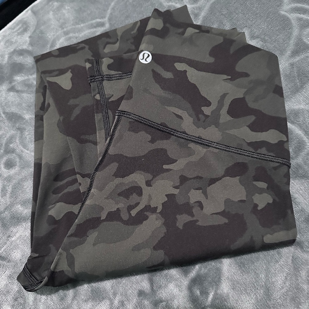 Size 6 Camo Lululemon Align Legging 28" - Picture 8 of 8